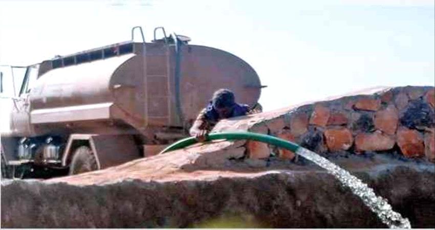 خليفة الإنسانية ترسل قافلة من صهاريج المياه إلى سكان ديكسم في سقطرى