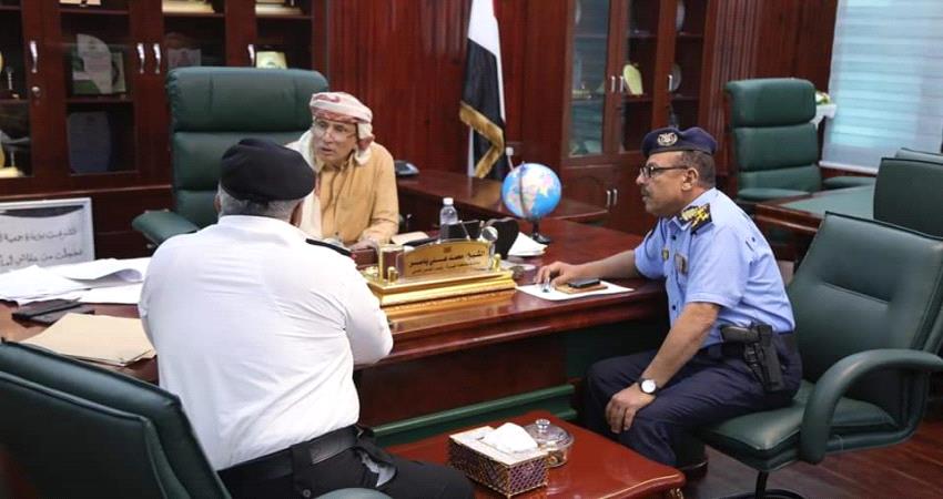 محافظ المهرة يوجه البحرية وخفر السواحل برفع اليقظة والجاهزية لمكافحة التهريب