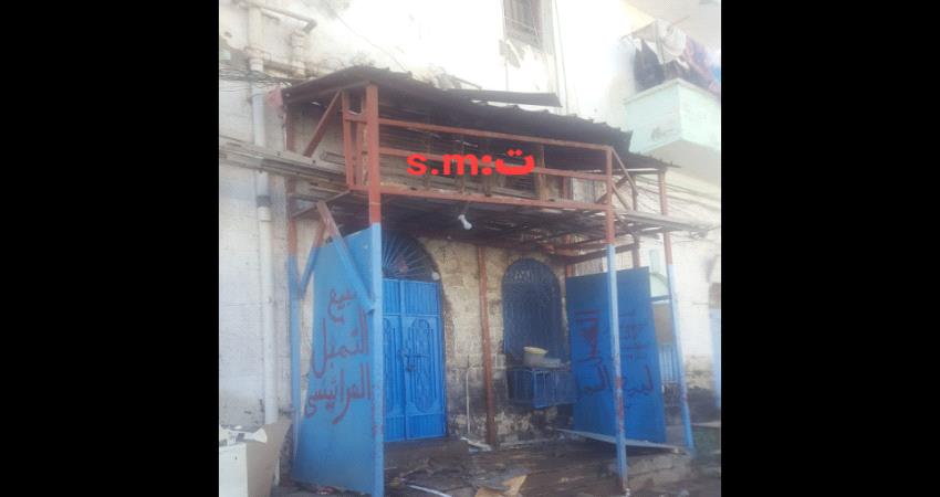 انهيار جزئي في مبنى متهالك بمعلا عدن يتسبب ببتر قدم مواطن