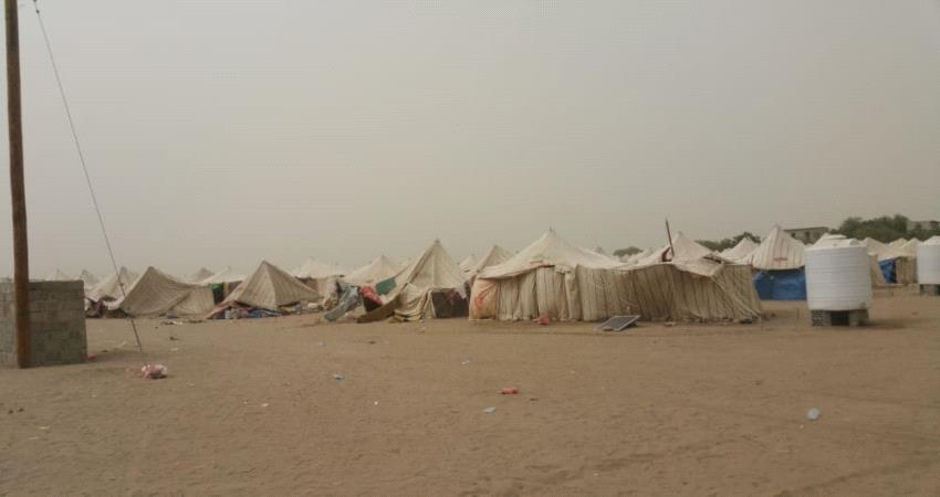 قساوة البرد تزيد حدة معاناة النازحين بلحج