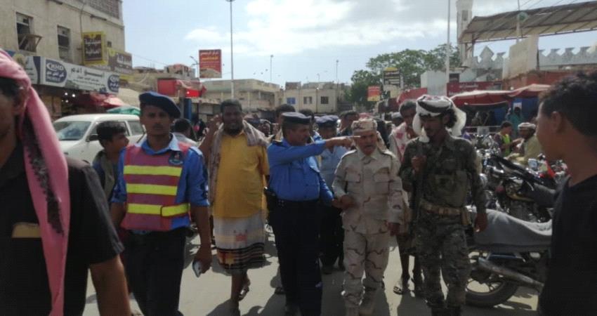 الانتقالي ومرور أبين ينفذان حملة لتنظيم الأسواق والفرزات وحركة السير