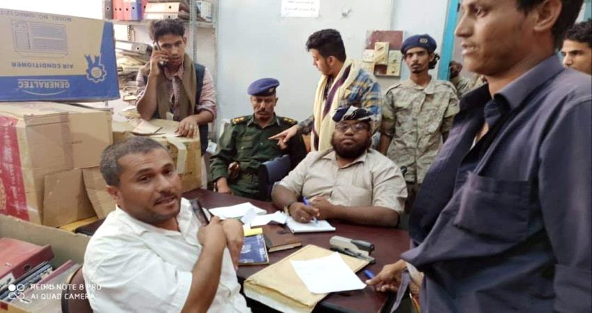 حملة أمنية مباغتة لضبط المحال التجارية المخالفة بالمهرة