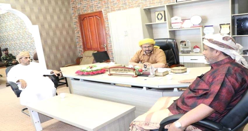 مناقشة متطلبات المشاريع الخدمية بمديرية منعر بالمهرة