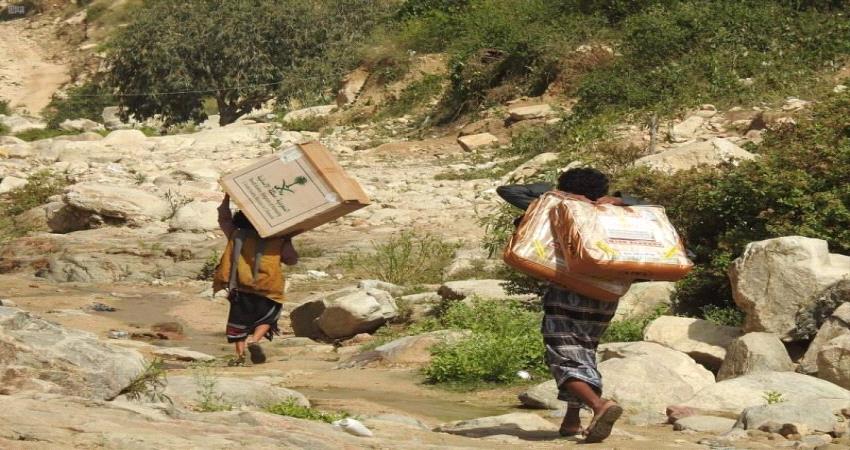 مواد إيوائية وسلال غذائية للمواطنين في صعدة 