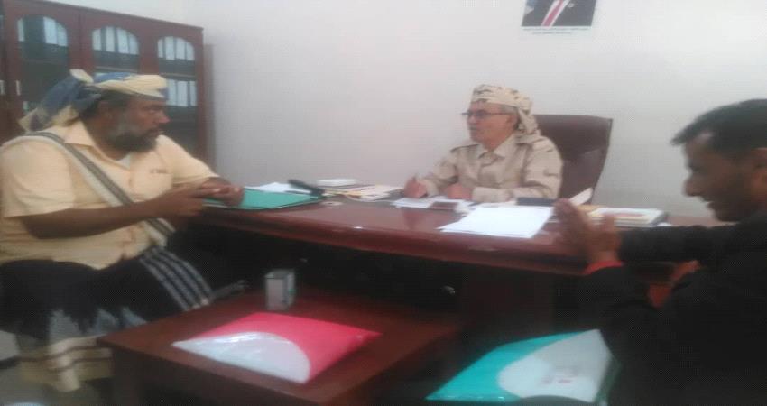 انتقالي أبين يطلع على نتائج مسح المواقع المحددة لإقامة مخيمات النازحين