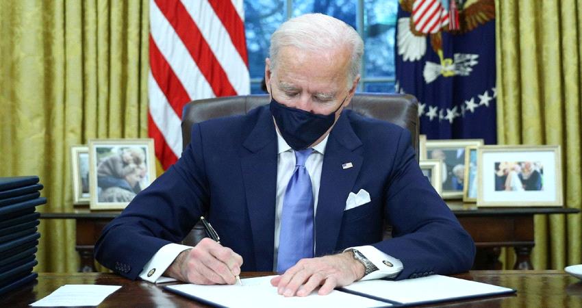 بايدن يبدأ ولايته بإجراءات واسعة تشمل رفع قيود الهجرة على مواطني الدول المسلمة