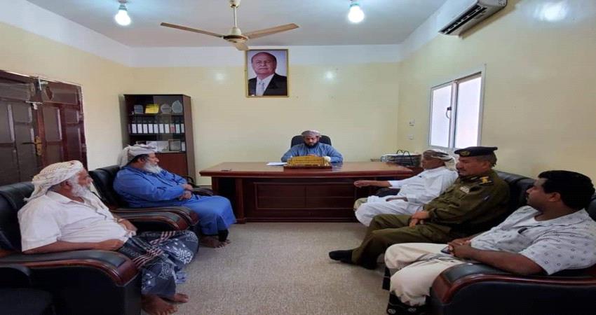 أمنية حصوين بالمهرة تناقش تعزيز دور الأمن في التصدي للظواهر الدخيلة