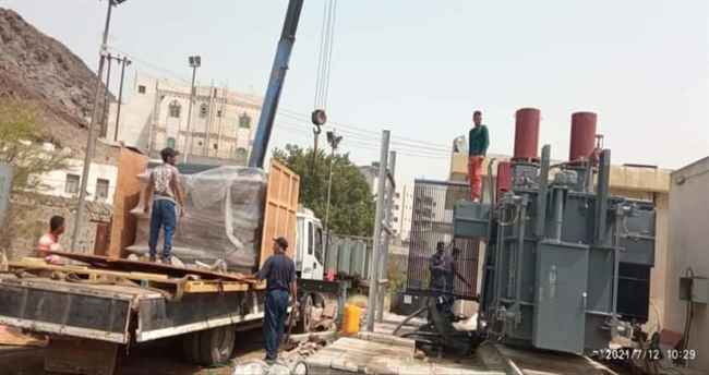 كهرباء عدن تواصل أعمال تركيب محول جديد في محطة شيناز