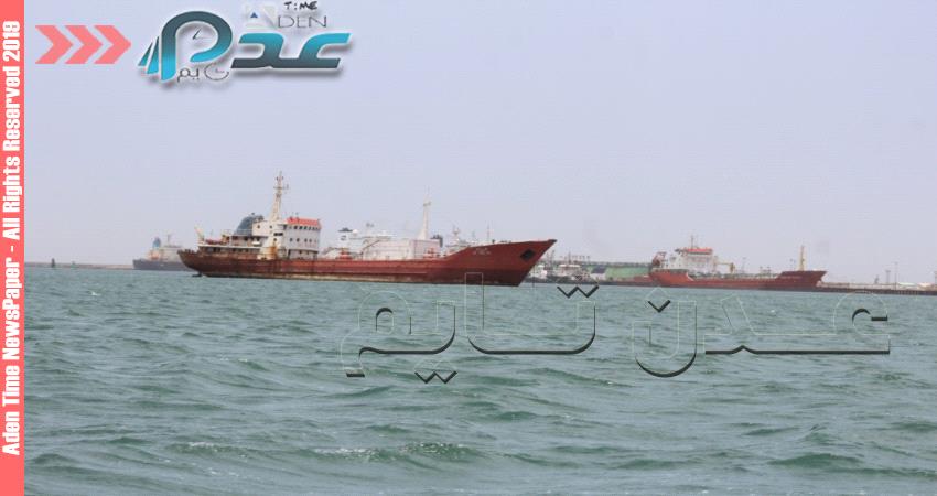 سفن تهدد بتعطيل نشاط مينائين في عدن