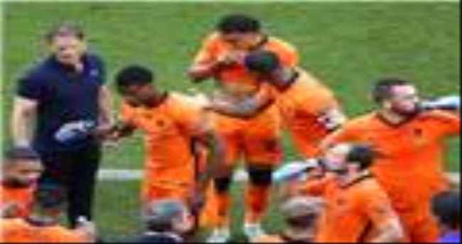 منتخب هولندا يتواصل مع مدرب إيطالي كبير