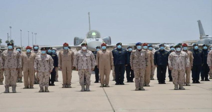 كبار قادة الجيش الإماراتي يزورون قوات الواجب في التحالف العربي