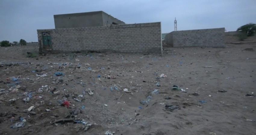 قذائف الحوثي تتساقط على منازل المواطنين بالتحيتا