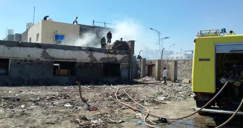 فرق الدفاع المدني بخليفة الانسانية تخمد حريق في محل تجاري وسط مدينة حديبو بسقطرى
