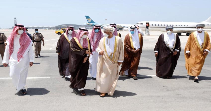 ضمن مساعي السلام في اليمن.. وزير الخارجية السعودي يصل مسقط