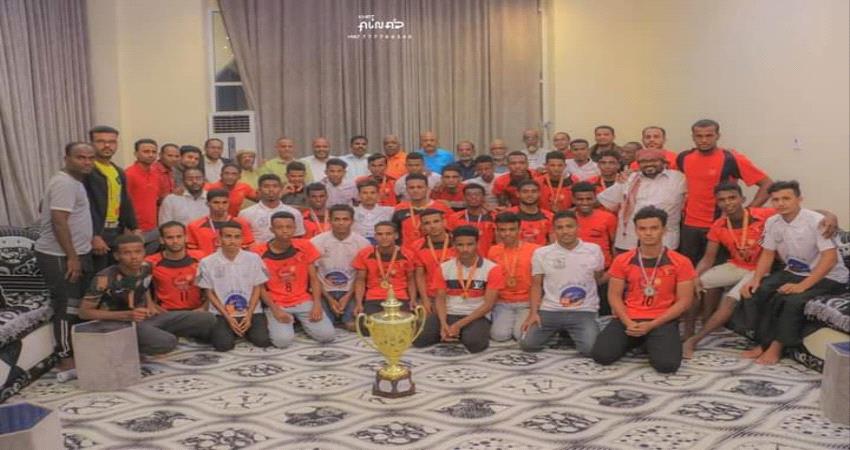 محافظ حضرموت يستقبل بعثتي ناديي وحدة تريم والتضامن الحائزتين على المركزين الأول والرابع في بطولة الجمهورية لألعاب القوى