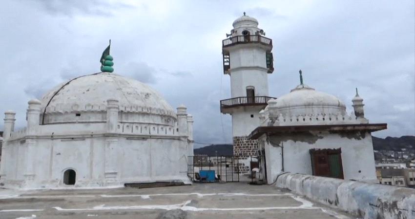 الإنهيار يتهدد "مسجد العيدروس" الاثري في عدن