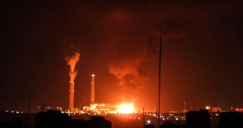 إشتعال حريق ضخم بمحطة طاقة إسرائيلية في عسقلان بعد استهدافها بصواريخ من غزة