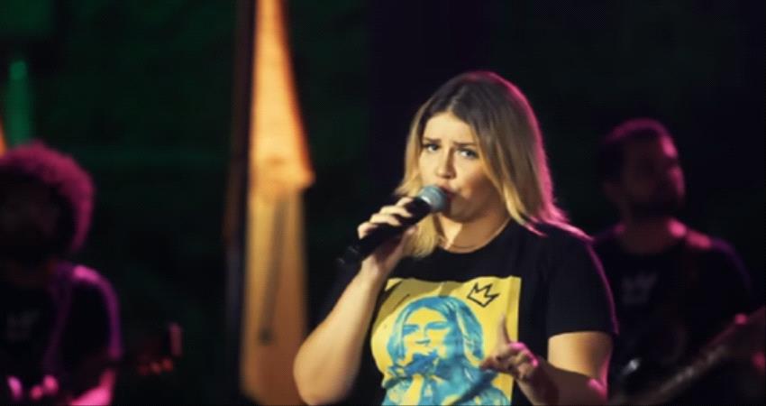 مقتل مغنية أجنبية شهيرة في حادث تحطم طائرة 