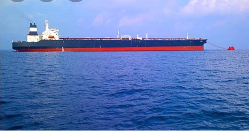 ناقلة نفط عملاقة تنتظر رسوها في ميناء ضبة النفطي بحضرموت