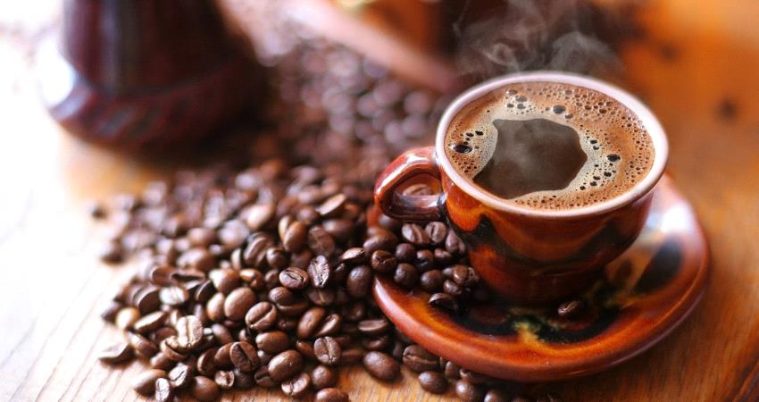 عادات شائعة لشرب القهوة تعجّل بعلامات الشيخوخة 