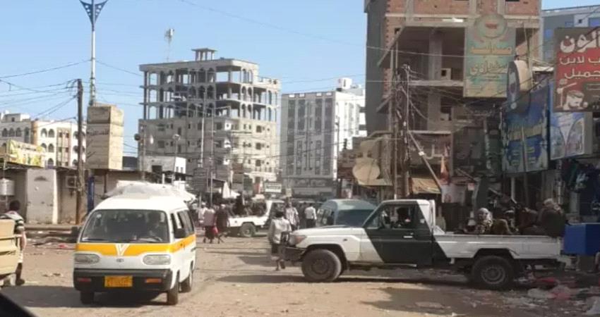 الحزام الأمني ينفذ حملة لإزالة البسطات والأسواق العشوائية من شوارع الشيخ عثمان