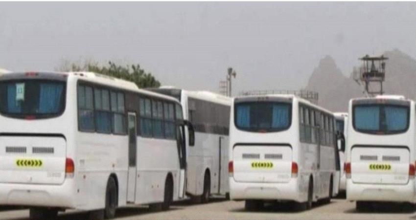 مهداة من الإمارات ..بدء أولى رحلات حافلات النقل البري للطلاب مجانا في عدن