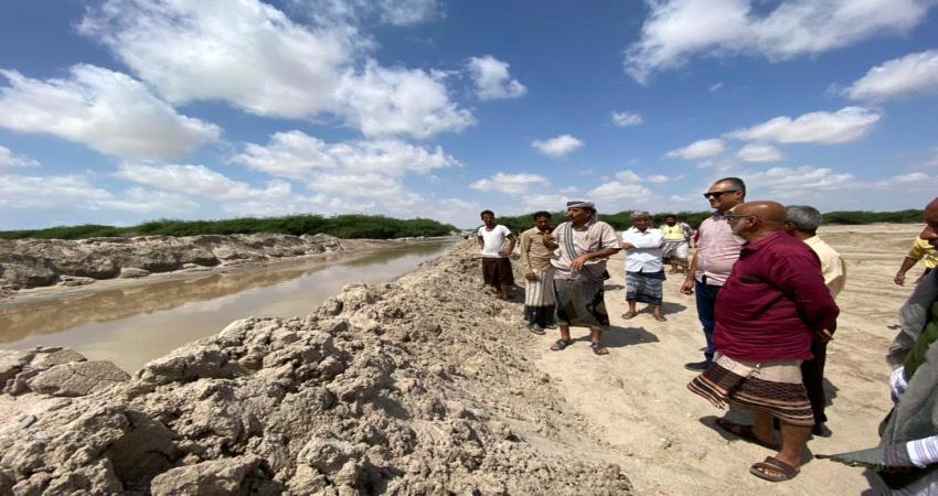 مسؤول صندوق صيانة الطرق يتفقد اضرار السيول في وادي أحور بأبين