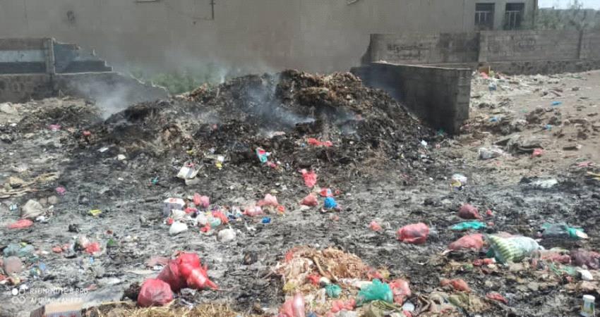 لحج: مواطنون يطالبون بنقل مقلب للقمامة