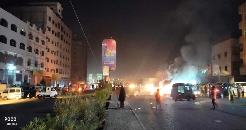 مسؤول محلي في عدن : وجهنا الأجهزة الأمنية بحماية المتظاهرين وعدم التهاون مع أي أعمال تخريب 