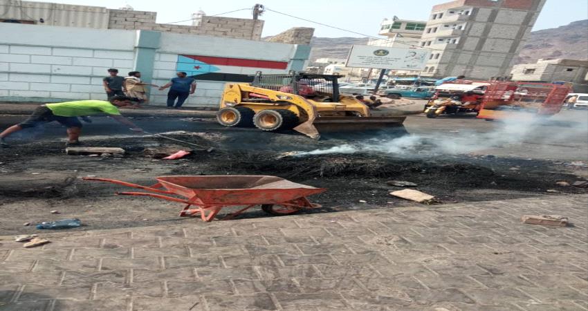 أصوات العقلاء في عدن ترتفع مطالبة بوقف أعمال التدمير للمدينة
