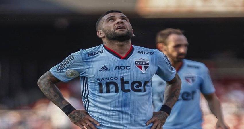 داني ألفيس يعتزل كرة القدم حتى 2022