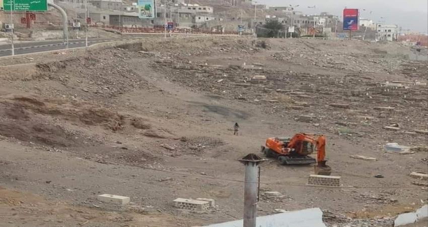 عدن .. مأمور المعلا يوقف أعمال بسط على مقبرة اليهود