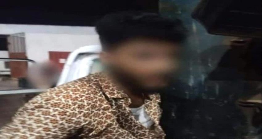 مسلح أثار الذعر بين متسوقين بعدن في قبضة الحزام الأمني