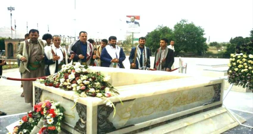  الحوثي يجبر سكان صنعاء على تنفيذ زيارات يومية إلى قبور قتلاه