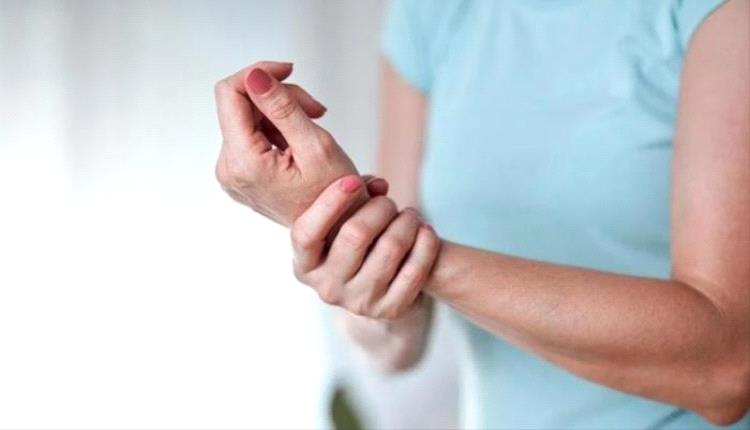 التهاب المفاصل الروماتويدي لدى الشباب.. 5 علامات مبكرة احترس منها
