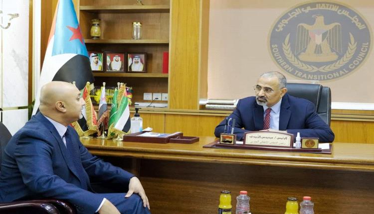 الرئيس الزُبيدي يدعو لسرعة نقل منظومة الاتصالات من صنعاء إلى عدن