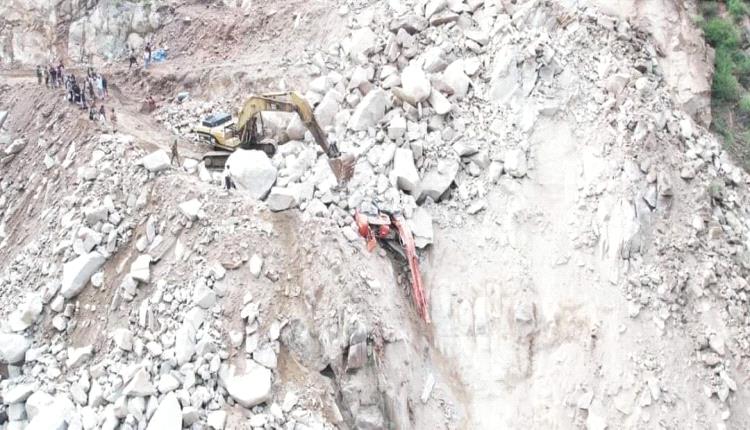 وفاة سائق "بوكلين" أثر إنهيار صخري بأحد الطرقات في يافع(صور)