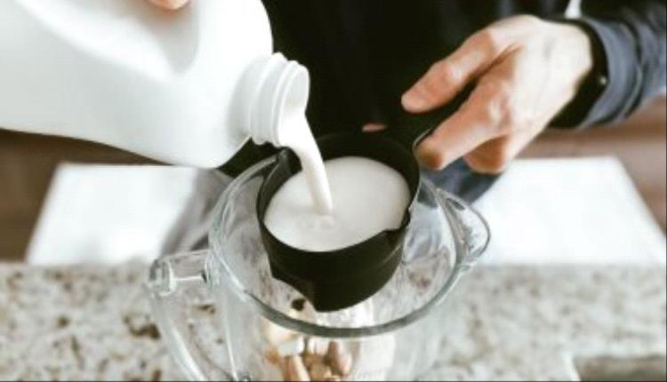 العلاج الفعال لحرقه المعده في شرب الحليب البارد