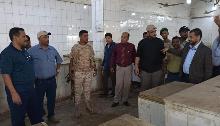 تحديد مفارش بيع الأسماك لشركة بروم بالسوق المركزي في المنصورة