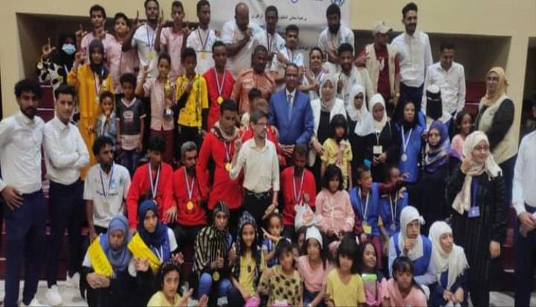 وزير الشؤون الاجتماعية يكرم الفائزين في المسابقات الرياضية لذوي الاعاقة بالعاصمة عدن 