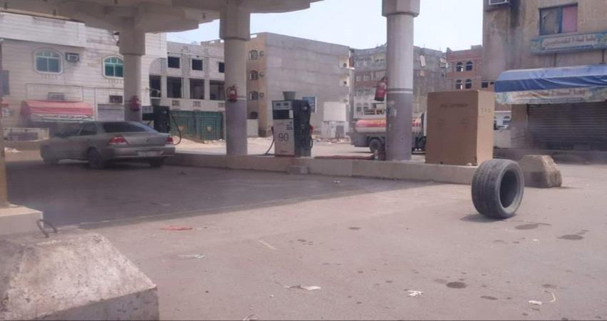 أزمة وقود خانقة في عدن ومصدر مطلع يكشف الأسباب