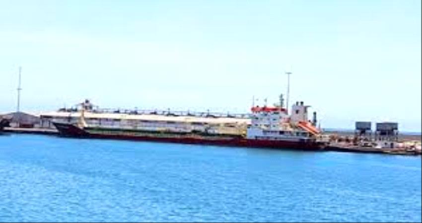 فيما يستمر التصعيد الشعبي ..مصادر تكشف عن موعد وصول سفينة ستقل 3 مليون برميل من ميناء الضبة النفطي