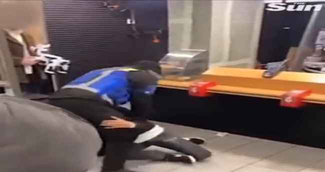مطعم "ماكدونالدز" الشهير يفتح تحقيقا في لكمة بوجه زبونة أردتها أرضا