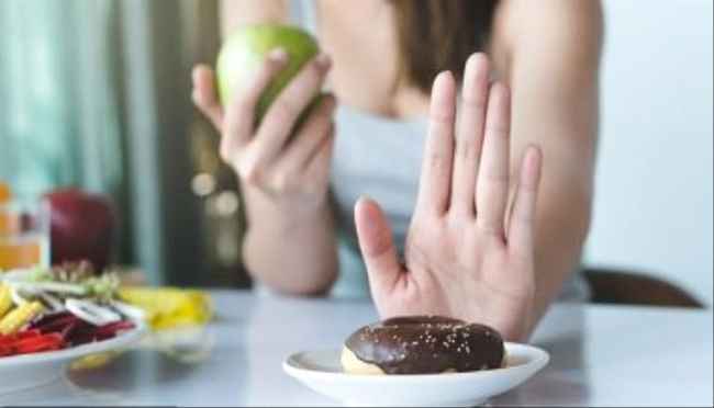 كم عدد السعرات الحرارية التي يجب أن تأكلها في يوم لإنقاص الوزن؟