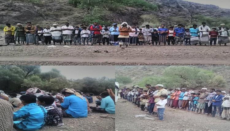 الازارق.. عـشـرات المواطنين يؤدون صلاة الاستسقاء في عسف بلاد الاحمدي  