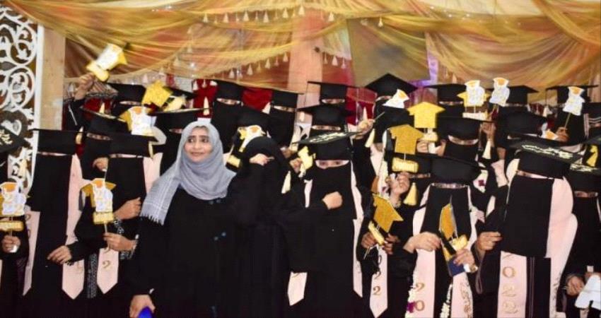 بلا مدرسة.. قصة طالبات يمنيات تعلمن تحت قذائف الحوثي