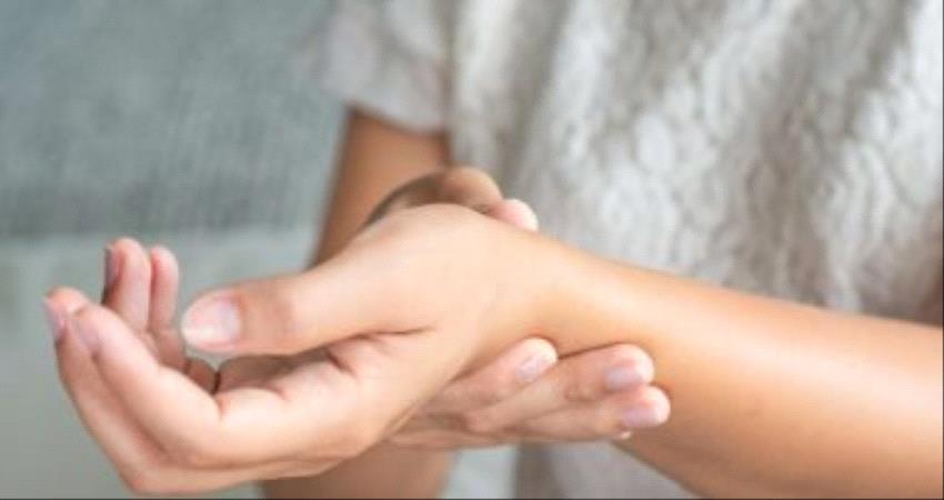 هل تتعرض لتورم أصابعك بشكل مفاجئ؟.. اعرف الأسباب