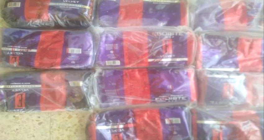 امواج البحر تجرف مواد مخدرة في جزيرة سقطرى 