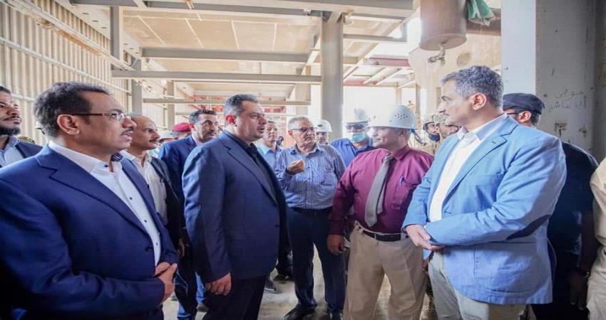 رئيس الوزراء يقوم بزيارة إلى مصافي عدن
