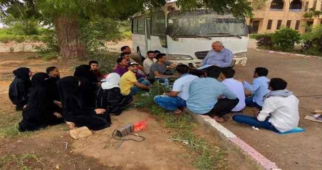 صور- طلاب جامعة عدن يدرسون في العراء